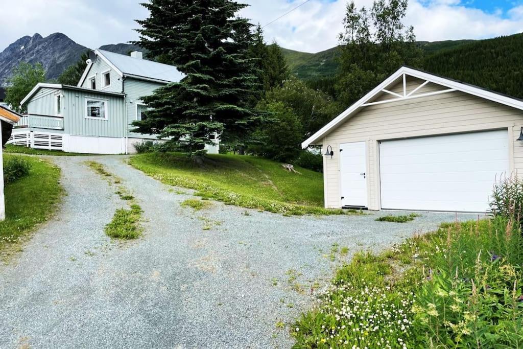 House With Garage In Central Lyngen Lyngseidet المظهر الخارجي الصورة